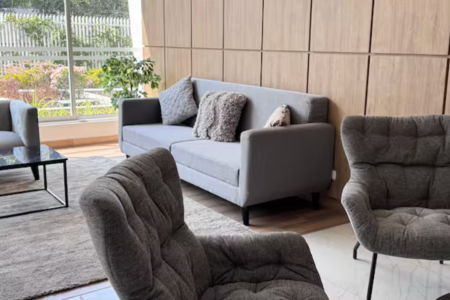 Imagen que muestra Sala de estar moderna para convertir tu propiedad en una experiencia única