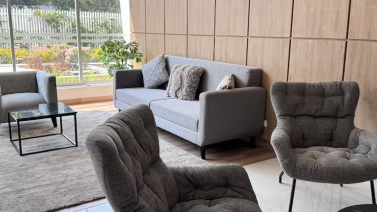 Imagen que muestra Sala de estar moderna para convertir tu propiedad en una experiencia única