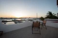 Imagen que muestra una terraza con vista al atardecer.