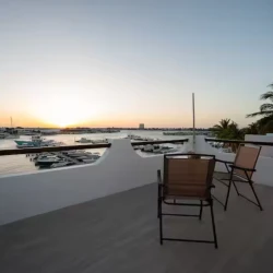 Imagen que muestra una terraza con vista al atardecer.
