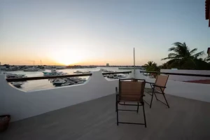 Imagen que muestra una terraza con vista al atardecer.