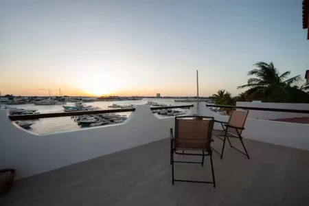 Imagen que muestra una terraza con vista al atardecer.