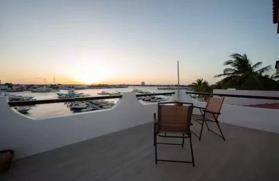 Imagen que muestra una terraza con vista al atardecer.