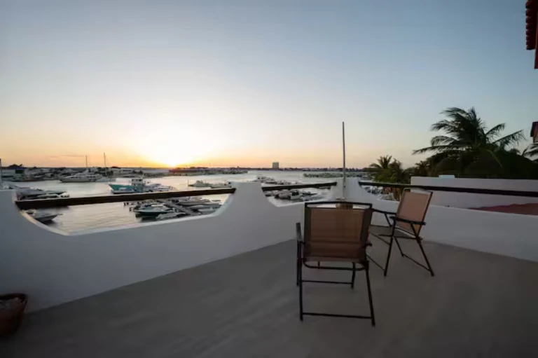 Imagen que muestra una terraza con vista al atardecer.