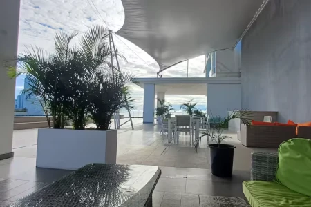 Imagen que muestra el panorama de la ciudad al atardecer con el edificio Gouppers
