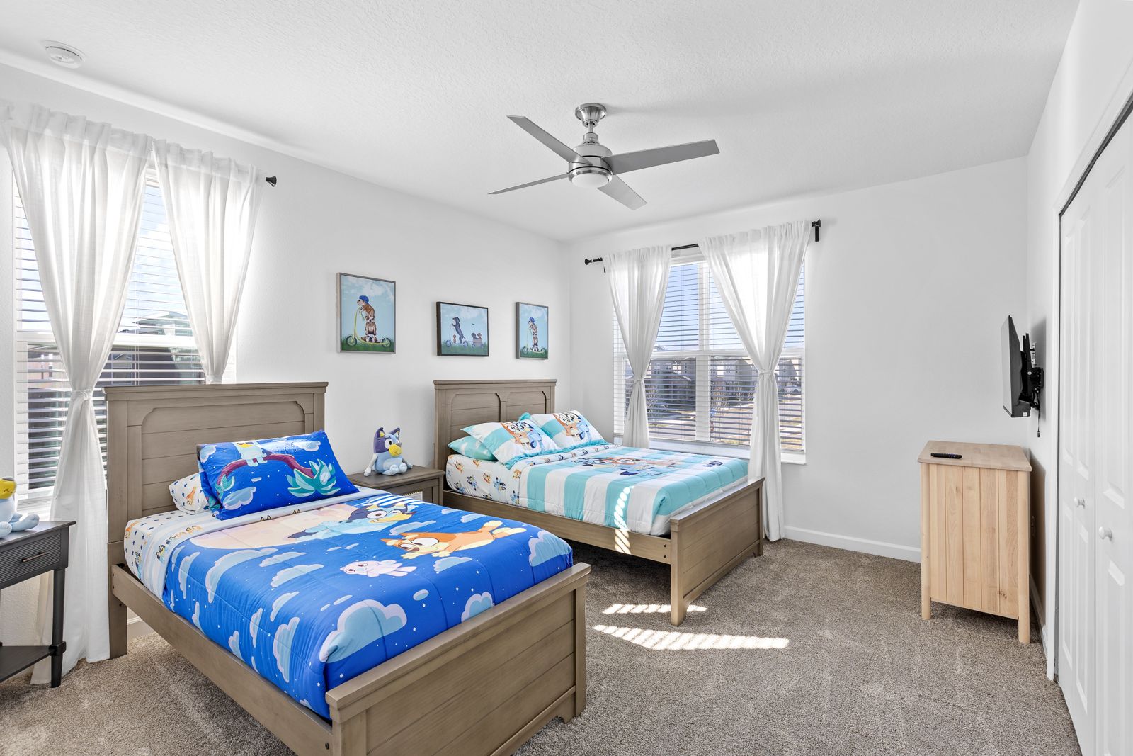 Imagen que muestra dos cómodas camas en una habitación.