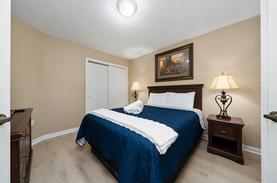 Imagen que muestra una habitación con una comoda cama