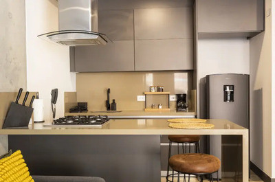 Modern Minimalist Kitchen with Breakfast Bar — Gouppers
